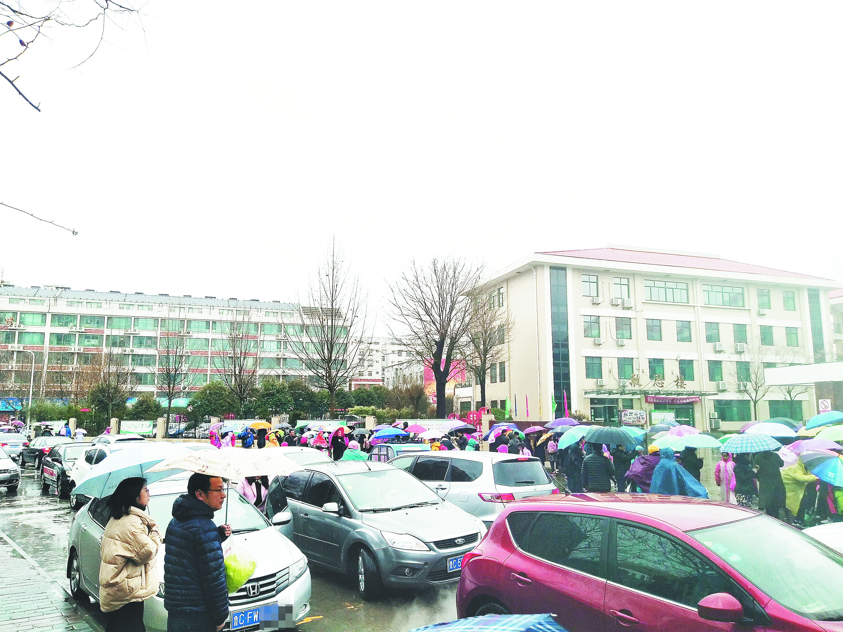 淄博开学首日雨纷纷 学校门前有点堵
