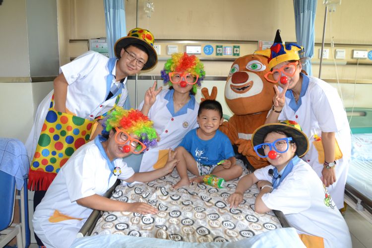 ”专治“不开心”  济宁医院病房里有群可爱的“小丑”