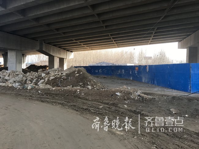 泰安万官大街中段施工未完 附近两学校师生出行受影响