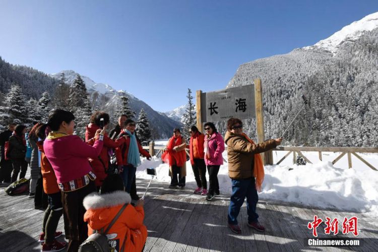 四川九寨沟景区迎震后首批游客_大陆_国内新