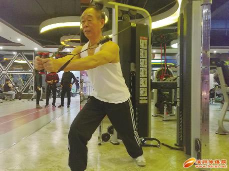 滨州一70岁老人酷爱健身 练出6块腹肌
