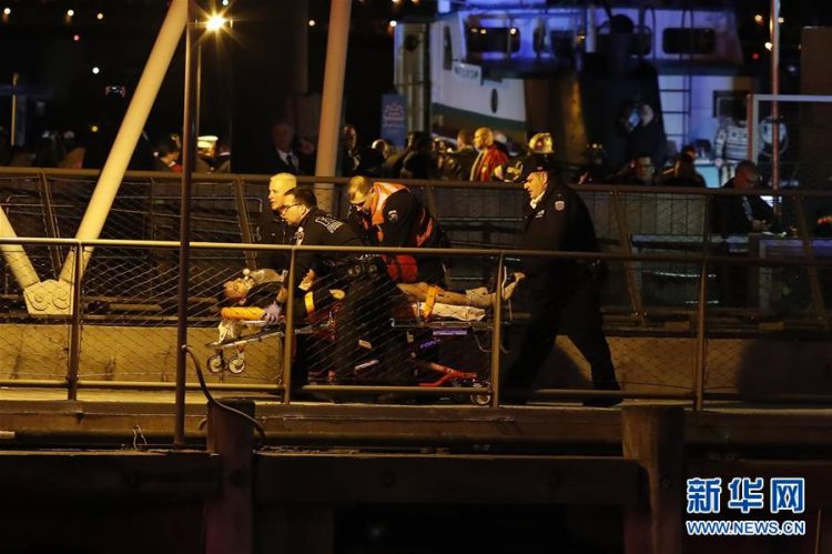 一架观光直升机坠入纽约东河 至少2人死亡