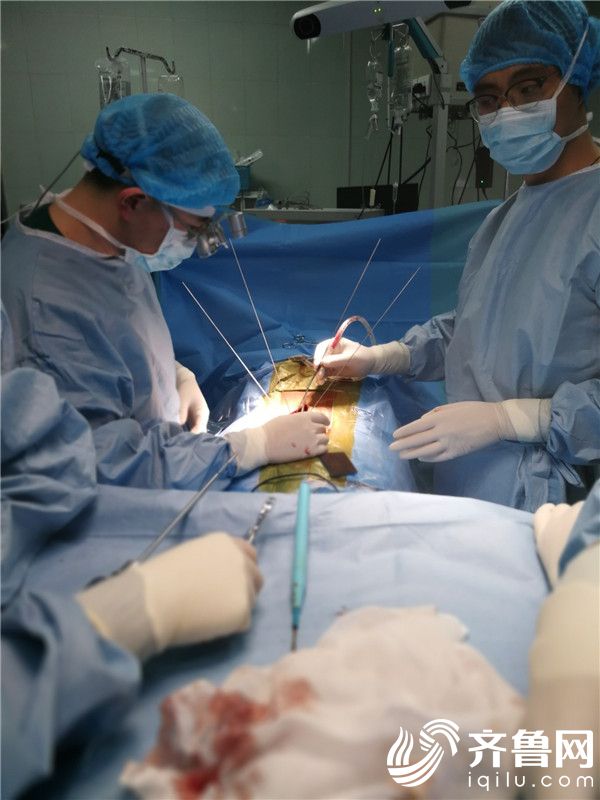 烟台山医院创新采用骨科高科技完整切除腰椎巨大肿瘤