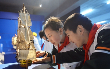 青岛小学生走进帆船体验课堂 已建立120余所帆船运动特色学校