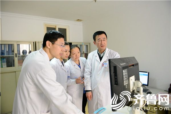 朱世光（右一）与团队讨论患者病情_副本