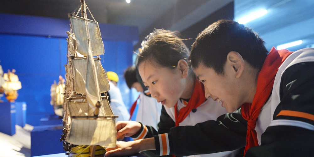 青岛小学生走进帆船体验课堂 已建立120余所帆船运动特色学校