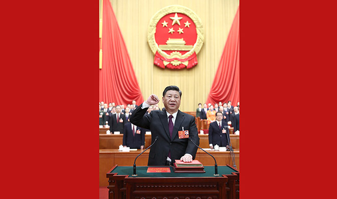       新当选的国家主席、中央军委主席习近平进行宪法宣誓