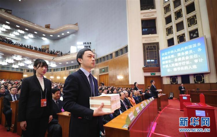 3月19日，十三届全国人大一次会议在北京人民大会堂举行第七次全体会议。这是工作人员准备发票。新华社记者刘卫兵摄.jpg