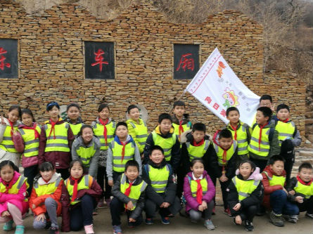 植树、扶贫一路行,真情行动学雷锋