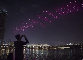 深圳250架无人机表演成“夜空中最亮的星”