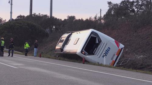 载36名中国游客大巴在葡萄牙翻车 致26人受伤(图)