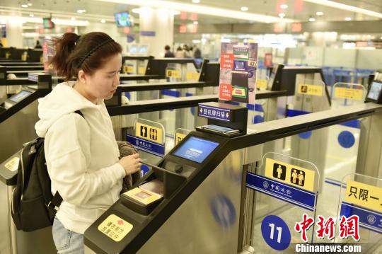 上海创新实施中国公民与外国人出境通关分区人工查验