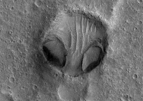火星现“外星人脸”引猜想 NASA:只是陨石坑(图)