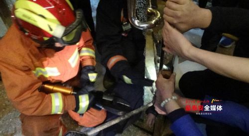 新泰一3岁小孩胳膊被卡旋转门中 消防破拆救援