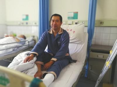 的哥冒死搭救落水者脚骨折了 至今没敢告诉老母亲