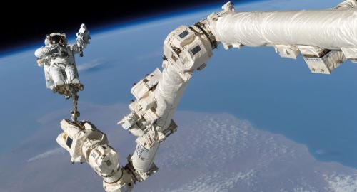 NASA宇航员走出开放太空 对国际空间站进行技术维护