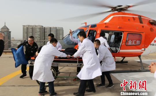 山西医院启动“空中120”救援 地空对接抢救车祸伤员