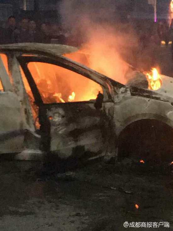 2车相撞起火致2人身亡 网友谴责过路车没借灭火器