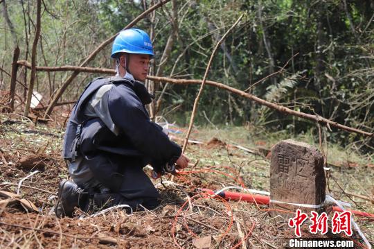 广西边境扫雷拿下“硬骨头”：单个雷场排出爆炸物200余件