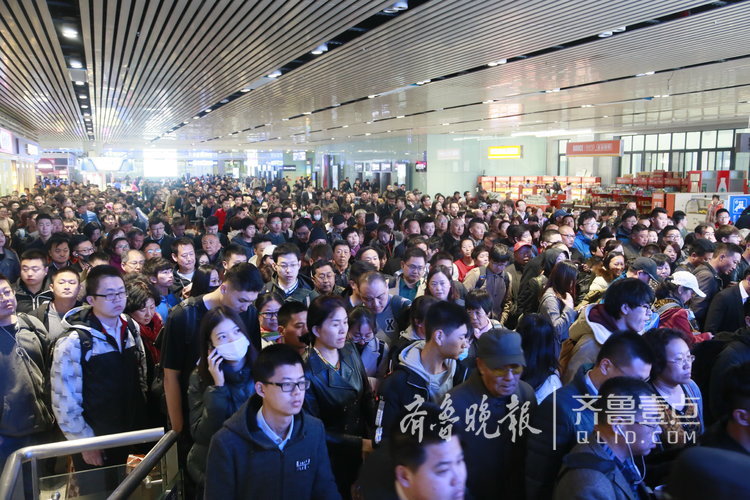 人海!清明假期前一天,济南火车站挤爆了