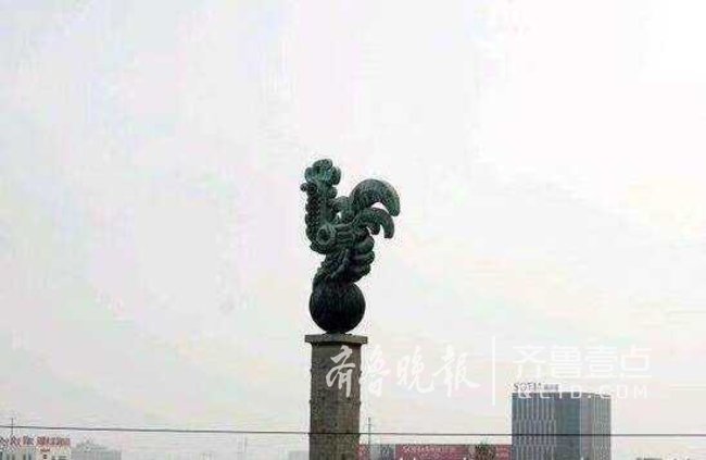 风有多大！淄博标志性雕塑《金鸡报晓》被吹落