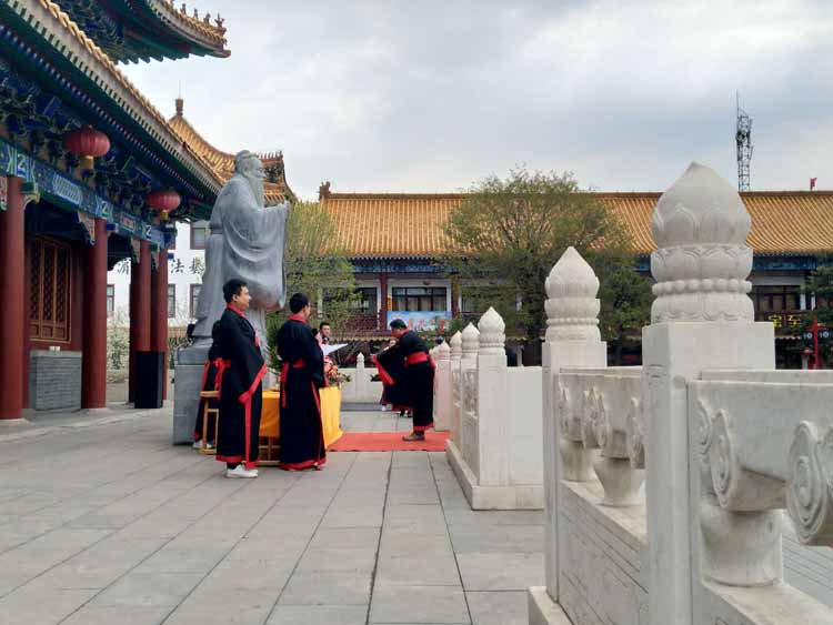 “清明节”滨州国学堂全体教师身着汉服祭祖祭孔