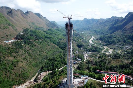 贵州平塘特大桥主塔高度突破200米