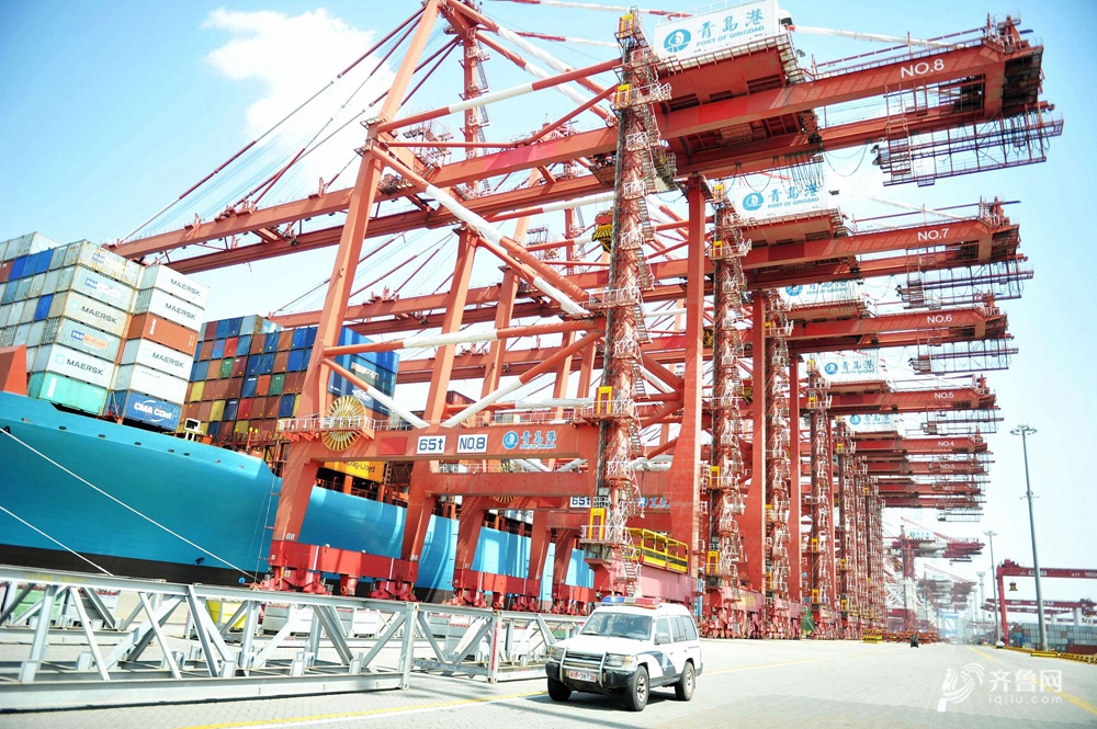 青岛港货轮进出不断 货物装卸繁忙依旧