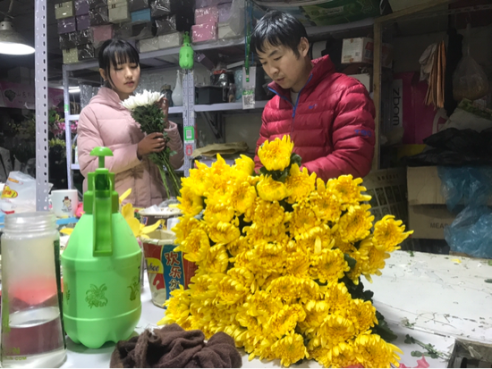济南文明祭扫有新风尚 一捧菊花献给逝去的亲人