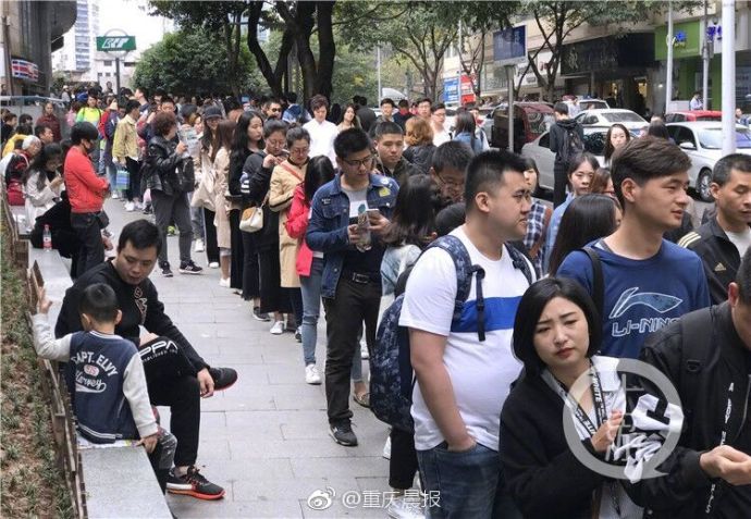 网红重庆索道爆满 游客排队3小时