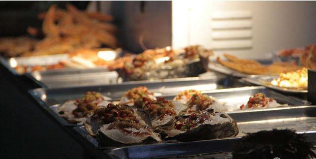 青岛楼宇间藏着个夜市,堪比台北夜市