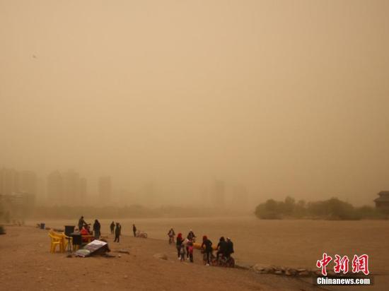 沙尘暴蓝色预警发布：内蒙古、新疆局地有沙尘暴