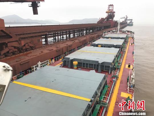 中国首艘江海联运直达船首航成功