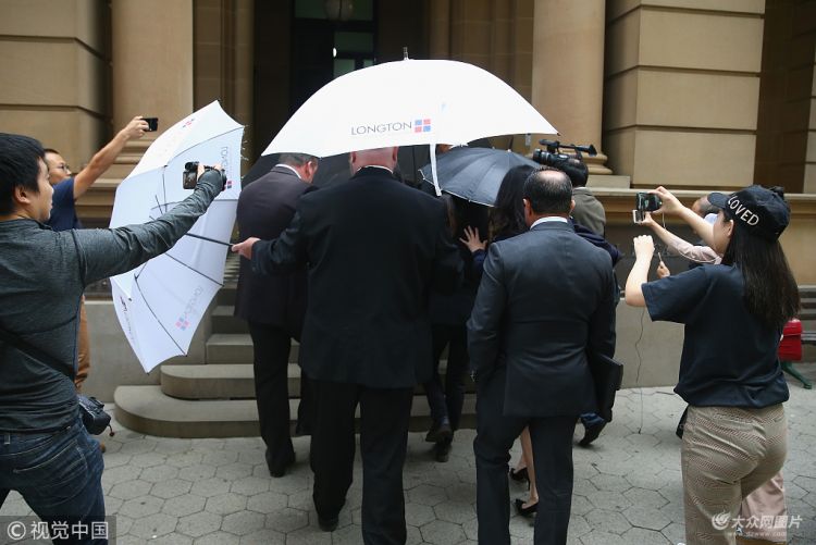 董璇再次出席高云翔案庭审 获黑伞摆阵护驾