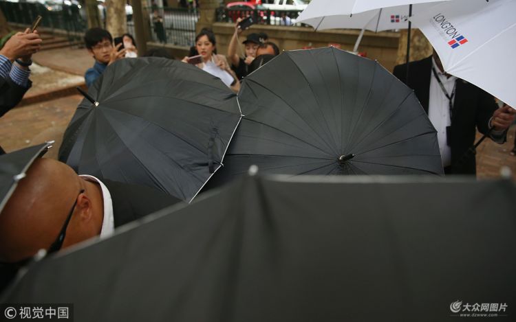 董璇再次出席高云翔案庭审 获黑伞摆阵护驾