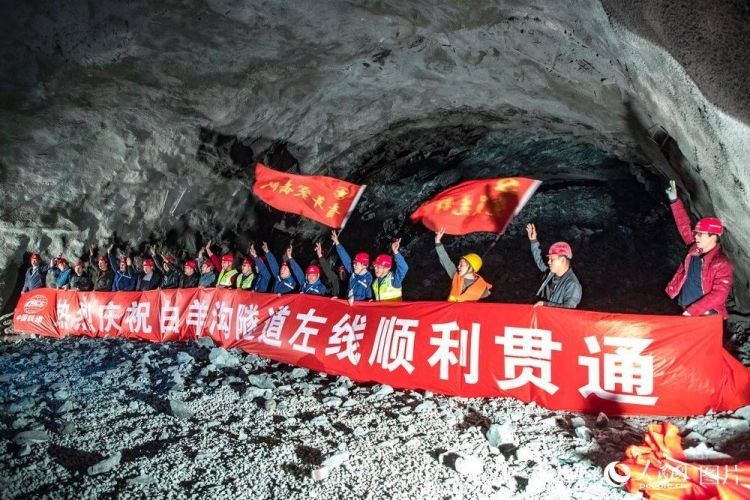 北京：兴延高速白羊沟隧道全线贯通