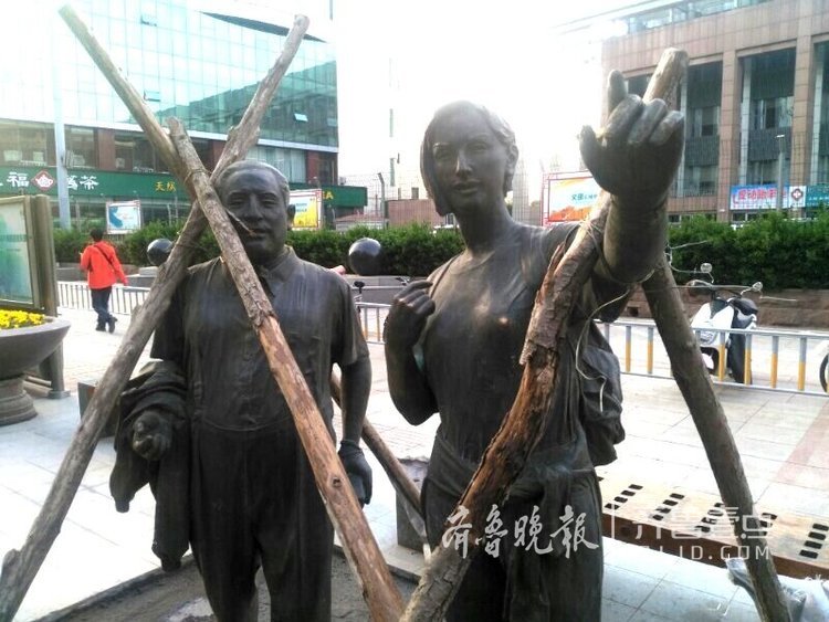 济南泉城路来了俩外国人铜雕，看着面熟