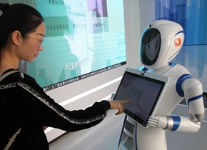 “无人银行”亮相上海 智能机器人任大堂经理