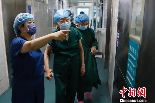 上海医疗资源辐射长三角地区 96岁高龄的吴孟超为患者手术