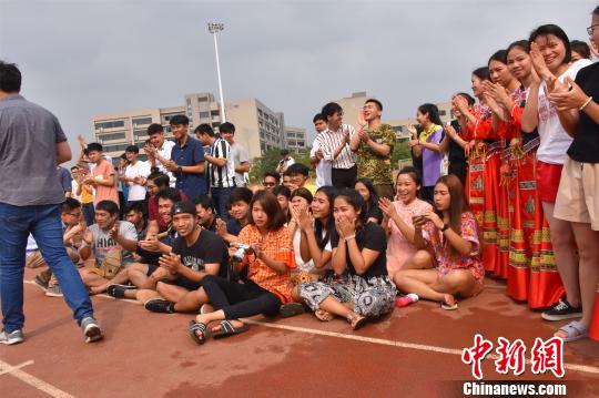 泰国师生广西欢度泼水节 与中国师生上演“泼水大战”