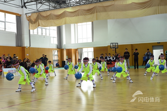 现场幼儿园小朋友篮球操表演