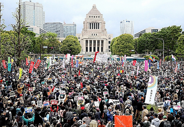 3万东京民众走上街头抗议 要求安倍及其内阁辞职
