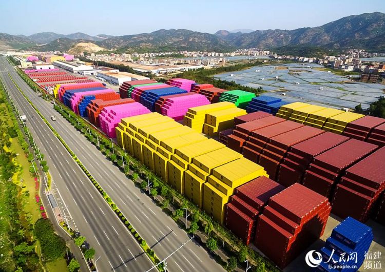 福建漳州港：多彩集装箱形成钢铁风景线