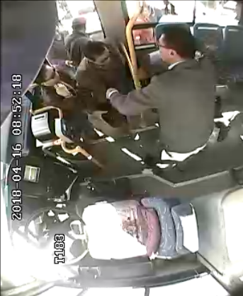 乘客突发癫痫倒地 公交内上演“全民救援”