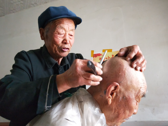 淄博一86岁老农免费为“老伙计”剃发 15年不间断