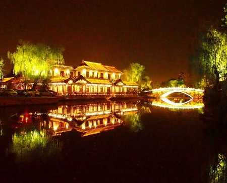 随着“明湖秀”正式开放时间的临近，济南大明湖夜色更美