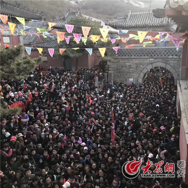 人挤人！农历三月三泰山景区游客爆棚