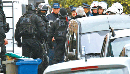法国图卢兹上百人围攻警察局 11辆车被烧毁