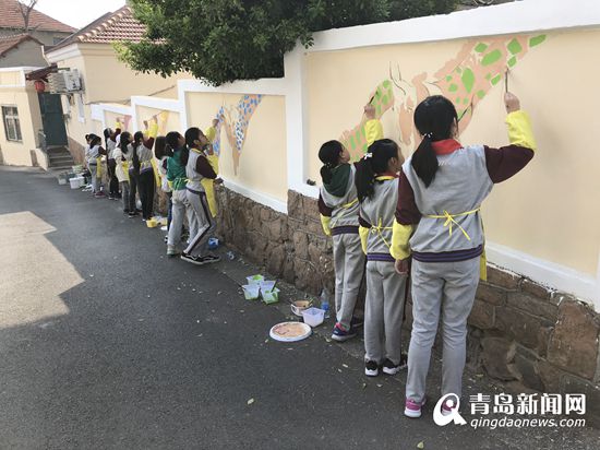 墙壁上进行“艺术创作”童趣涂鸦扮靓青岛百年老街