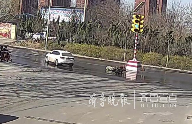 嘭！济南街头，电动车闯红灯，路口中间被轿车撞倒